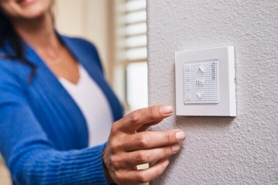 Bediening, besturing van zonwering, rolluiken, gordijnen in Schiedam, met Luxe Somfy opties door Schiedam Zonwering